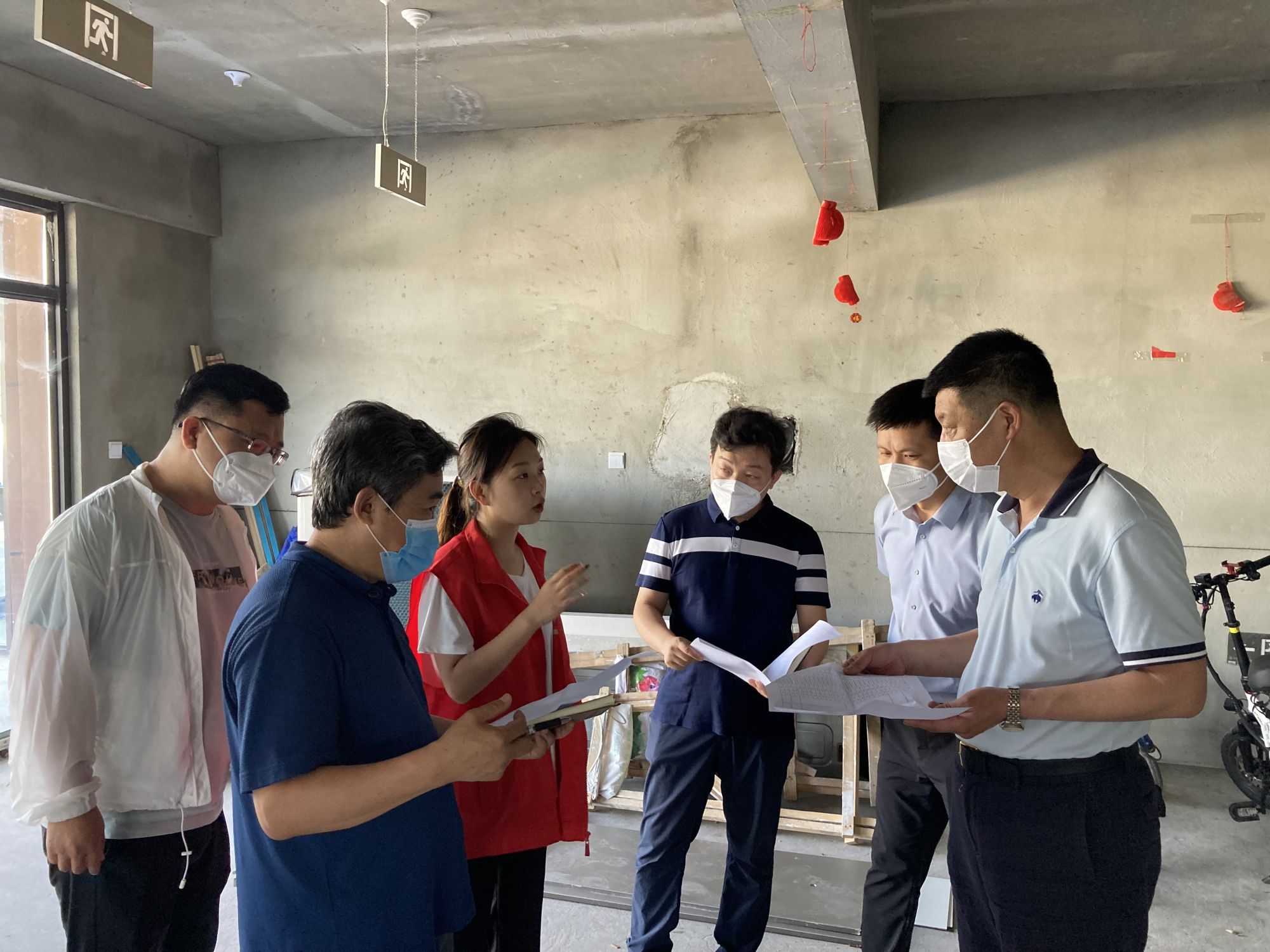 與臨水社區(qū)對接制作風雨門廊事宜